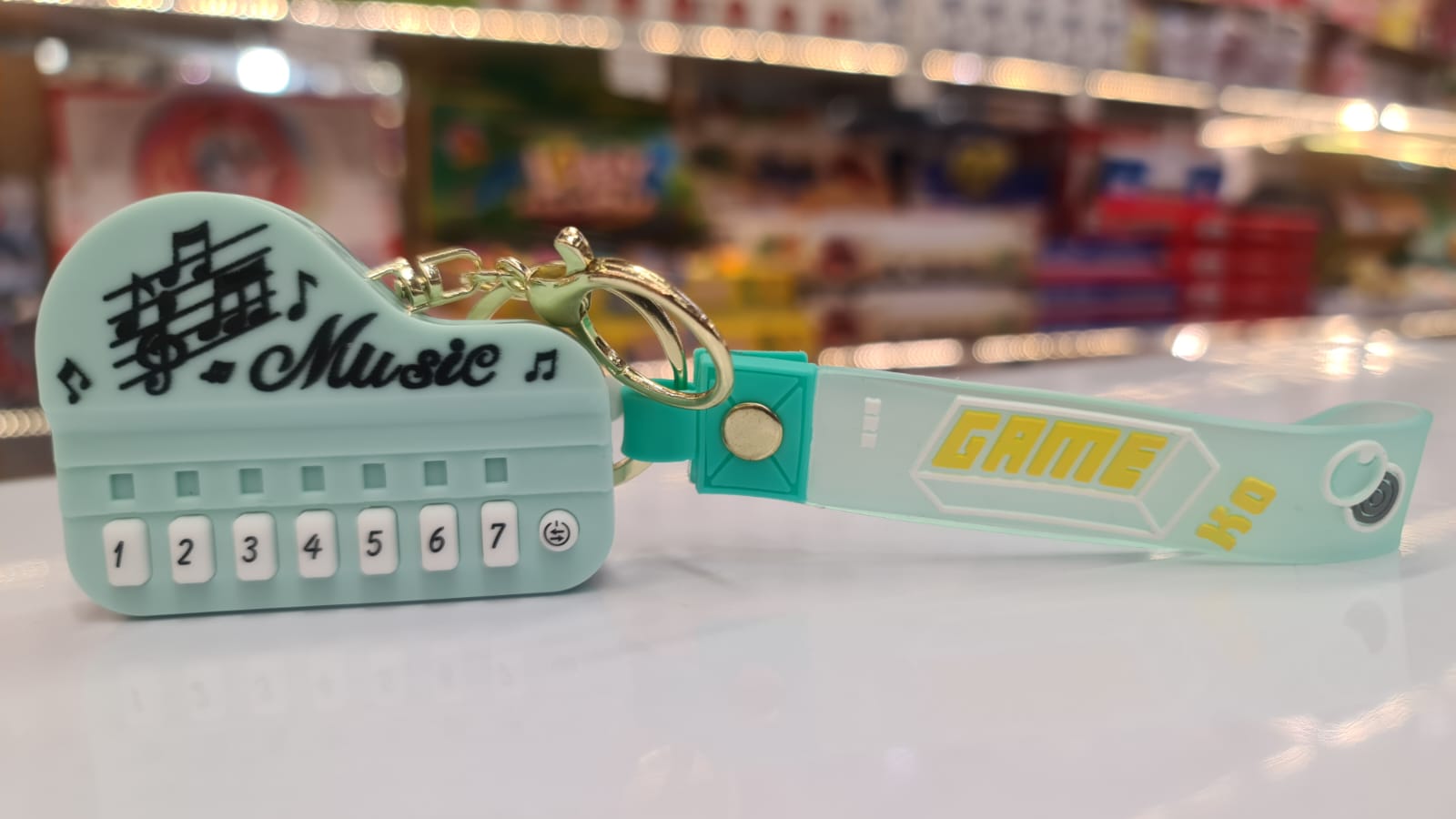 7 numbered keys, gold metal clasp, and a